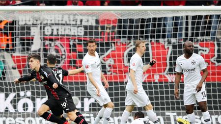 Leverkusen o DISTRUGE pe Frankfurt! Câte goluri a marcat în 45 de minute. Antrenorul lui Eintracht a făcut două schimbări într-un minut 