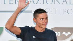 David Popovici, reacție incredibilă despre gestul său impresionant, care a emoționat o lume întreagă! Ce i-a rugat pe jurnaliștii români, aflați la aeroport, care l-au întrebat despre episod: „Aș aprecia dacă veți face asta” | VIDEO