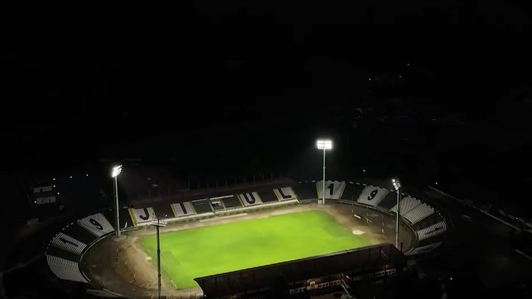 Neverosimil! Au montat stâlpii de nocturnă pe pista de atletism la stadionul din România!