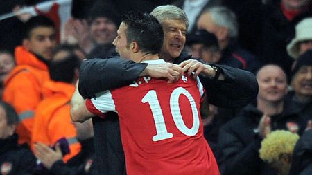Van Persie la United, Wenger pregătește un RĂ‚SPUNS-ȘOC!** Ia un atacant de SUPER CLASĂ‚ cu toți banii primiți pentru olandez!