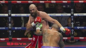 A luat 83.000.000 de euro după ce l-a bătut a doua oară pe Tyson Fury, dar ucraineanul Oleksandr Usyk se laudă cu ceasul lui Rolex fake, care l-a costat 100 de dolari!