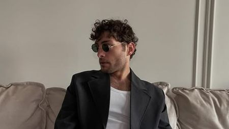 Fiul lui Ilie Dumitrescu e sincer: „Am făcut pace cu demonii mei”. De ce nu suportă că tatăl lui e mereu la costum