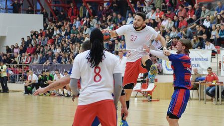 Dinamo a câștigat "clasicul" cu Steaua și a urcat pe locul 1 în Liga Națională de handbal masculin. Jocul a degenerat pe final, fiind arătate 4 eliminări și un cartonaș roșu 