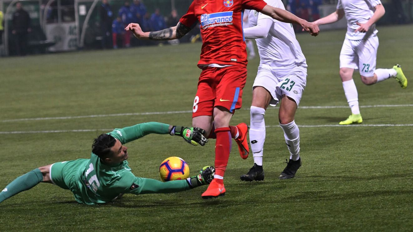 „Sabău m-a dat afară şi 6 luni m-am antrenat cu vacile”. Acum e la Dinamo, dar a avut un scandal uriaş cu antrenorul din Generația de Aur