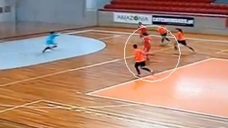 Probabil cel mai frumos gol înscris în fotbalul de sală!** VIDEO - Cum să îți dea prin cap să faci asta când ești față în față cu portarul?