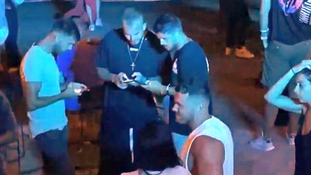 Denis Alibec, petrecere pe plaja din Vama Veche! Un fost dinamovist a fumat țigară după țigară | EXCLUSIV VIDEO&FOTO