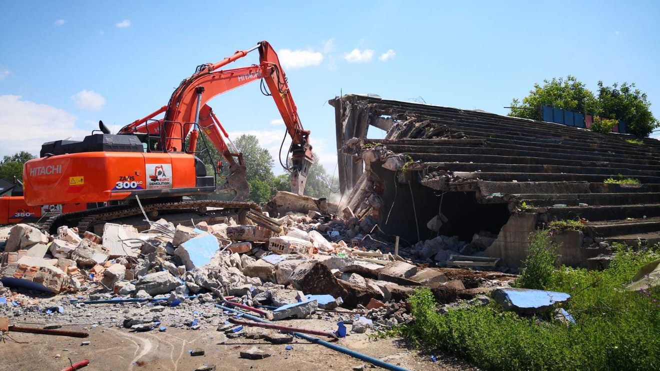 Demolare în ritm alert. Tribuna a II-a a stadionului de la Târgoviște, la pământ
