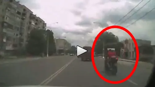 VIDEO Cascador fără voie! „Saltul” reușit de un motociclist din Rusia în plin trafic