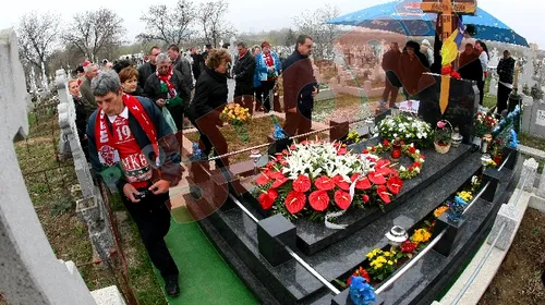 FOTO Suporterii lui Veszprem au depus flori** la mormântul lui Marian Cozma