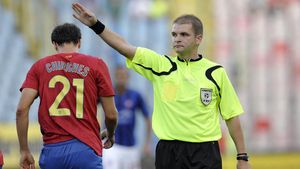 Popa Stelei. Centralul acuzat de medieșeni că ar fi fan înfocat al Stelei e "talismanul" campioanei. Roș-albaștrii au câștigat toate meciurile cu el la centru