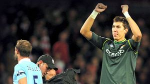 Cu adevărat flatant! Fanii lui City îl trimit pe Tevez la studii la Pantilimon!** Românul trăiește un vis printre super vedete