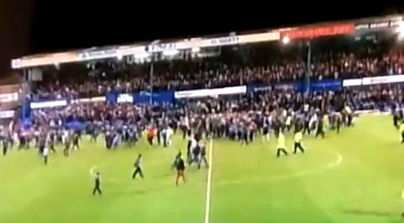 Au trăit o viață pentru asta!** VIDEO Imaginea 'nebuniei' în Anglia. Fanii au invadat terenul după victoria istorică în fața lui Liverpool