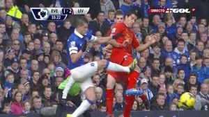 VIDEO Intrare criminală asupra lui Suarez! FOTO: Vedeta lui Liverpool a rămas cu o "gaură" în picior