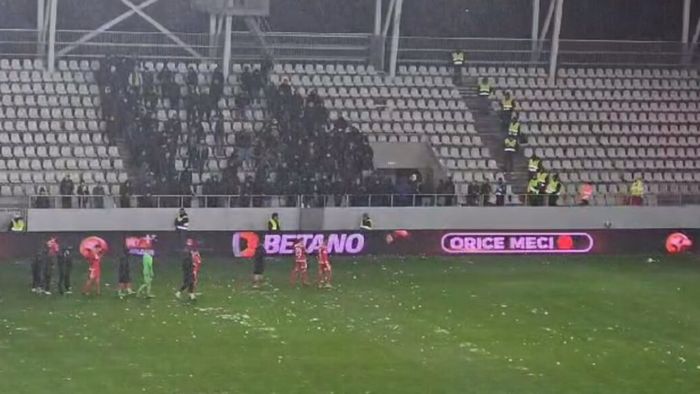 Momente urâte cu galeria „câinilor”! Ce le-au făcut ultrașii lui Dinamo fotbaliștilor lui Kopic după 3-3 cu Oțelul: imagini dezolante! VIDEO