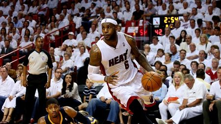 Unicul "Rege". LeBron James o duce pe Heat la un meci de a patra finală la rând din NBA. Starul campioanei a doborât un record stabilit de Michael Jordan