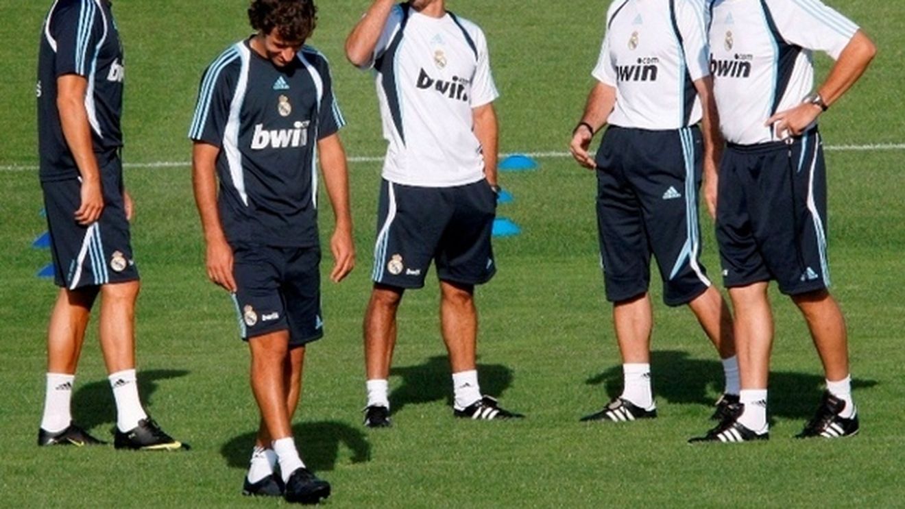 "Pentru Dumnezeu, de ce e pe teren"?** Hulit de fani, a întors statistica în favoarea sa! Românul, mai eficient decât vedeta echipei, un fost 'galactic'