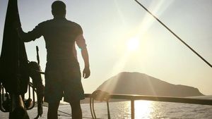 Celebrul milionar român dezvăluie cum şi-a distrus ficatul din cauza lipsei de informație: „Mâncam caşcaval pane cu ceafă de porc”