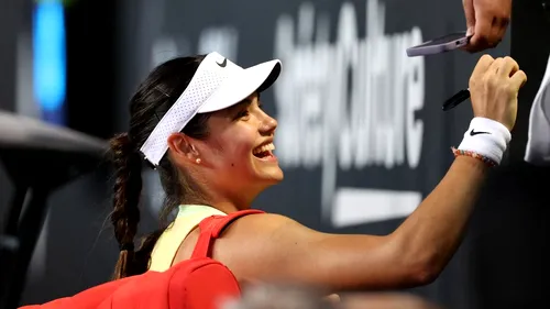 Emma Răducanu, victorioasă după un an într-un Grand Slam! Britanica de origine română a fost asaltată de fani la finalul meciului de la Australian Open. FOTO & VIDEO