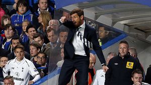 VIDEO Tot stadionul s-a întrebat ce caută acolo!** Au izbucnit în râs când au văzut ce face David Luiz lângă Villas Boas