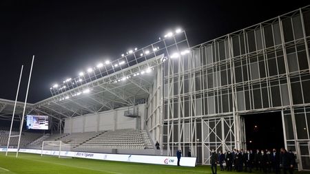 De ce sunt încă „în aer” primele meciuri ale lui Dinamo și FCSB pe teren propriu în Superliga! Când e ziua decisivă, care sunt cele 4 probleme, dintre care una e de cascadorii râsului: „De-o lună evită să deschidă un geam, e adevărul! Geamul care ține în loc două derby-uri!” | EXCLUSIV