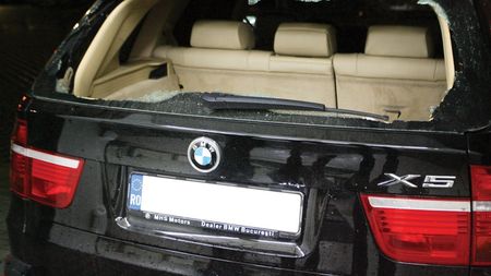 Becali, alungat cu pietre din Ghencea!** Bodyguarzii au fluturat pistolul spre suporteri!