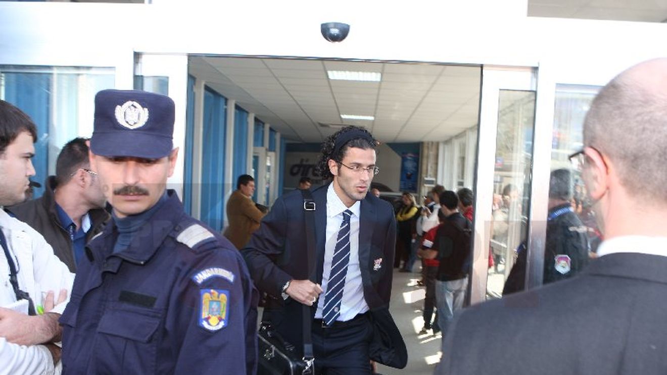 VEZI AICI imagini de la sosirea lui Olympique Lyon!