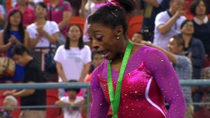 FOTO | Moment incredibil petrecut la Campionatul Mondial de Gimnastică. Larisa Iordache: "Uite ce ai acolo" :) Ce a pățit Simone Biles 