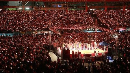VIDEO & FOTO | "O, brad frumos!". 28.000 de fani s-au strâns pe stadion și au cântat colinde în Ajunul Crăciunului. Atmosferă senzațională 