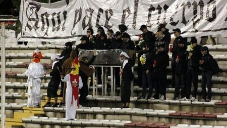 Protest inedit la un meci din Spania! FOTO - Fanii au ironizat "fotbalul modern". Ce i-a deranjat și cum au acționat
