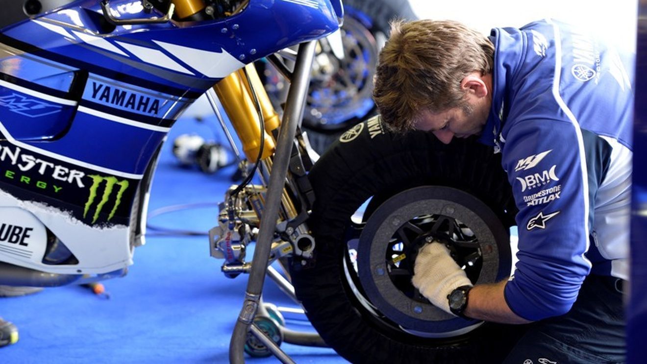 Bridgestone se retrage din MotoGP la finalul lui 2015. Dorna organizează o licitație pentru a stabili viitorul furnizor de cauciucuri