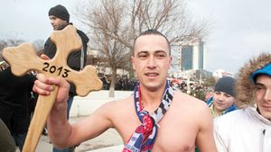 7 suporteri ai Oțelului s-au aruncat în Dunăre pentru a prinde crucea de Bobotează:** "Anul aceasta vrem să luăm Cupa!"