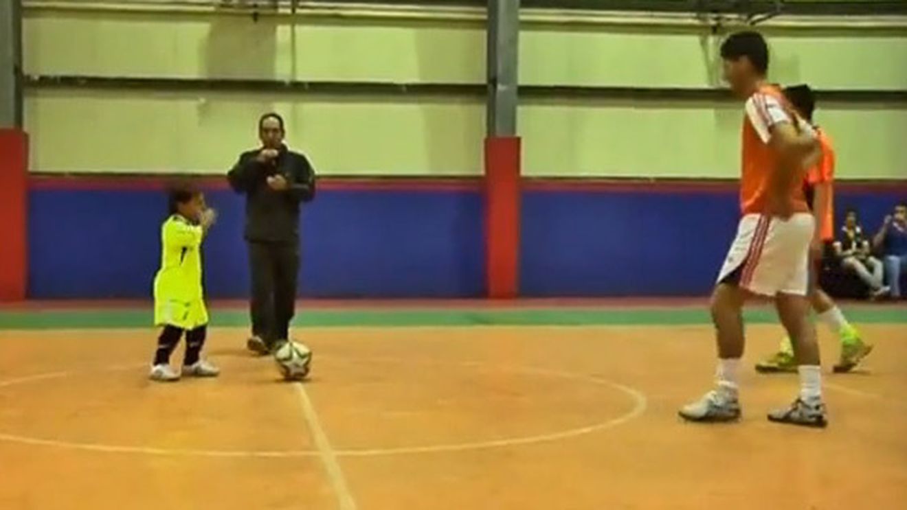 VIDEO** S-a înființat prima echipă de pitici din lume! Vezi cum arată Rooney și Muller în miniatură :)