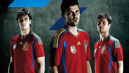 Și-au dat și "pielea" de pe ei pentru națională! :) VIDEO** Spania și-a lansat noul echipament! Vezi super reclama!