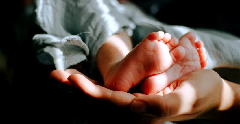 Un bebeluşul s-a născut cu două capete, trei mâini și două inimi. Mamei i s-a spus că așteaptă gemeni