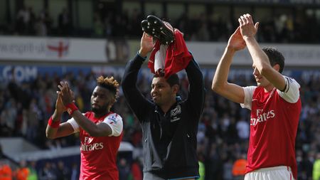 FOTO** În vară i-au ARS tricoul, acum s-au RĂ‚ZBUNAT cu stil! Cum a apărut în presă jucătorul care i-a cerut tricoul lui Van Persie în United - Arsenal! "Ne-au păcălit pe toți!"