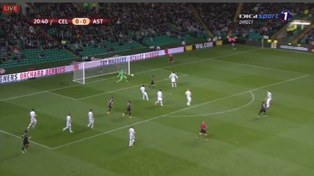IMAGINEA ZILEI | Și-a bombat pieptul și a respins șutul lui Yahaya. Faza primei reprize a meciului Celtic - Astra a fost oferită de portarul Gordon
