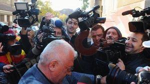Dragomir, agresat la ieșirea din sediul DNA:** "Unu' brunet și cu chelie m-a călcat de două ori pe unghie!" :)