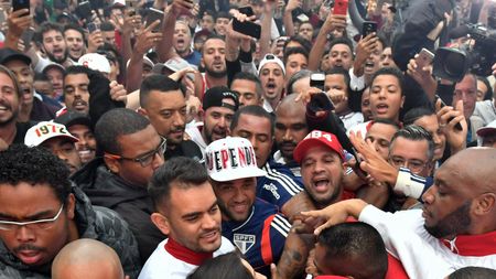 Sute de oameni pe străzile din Sao Paulo. VIDEO | Dani Alves, primit ca un rege la echipa din Brazilia