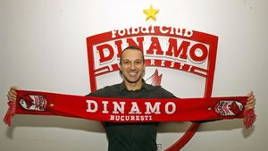 OFICIAL | Naumovski a revenit la Dinamo: "Știu ce înseamnă tricoul alb-roșu. Sper să readucem echipa în cel mai scurt timp în fruntea clasamentului"