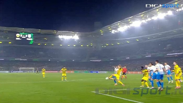 Tragedie la Atena! Universitatea Craiova a fost eliminată după ce a primit goluri în minutele 90+8 și 90+15, ultimul dintr-un penalty acordat cu VAR, deși trecuseră 3 minute peste cele de prelungire arătate inițial!