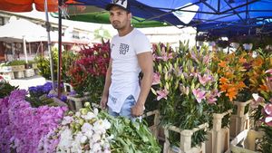 REPORTAJ în Piața de Flori. "Dormeam pe jos, pe cartoane, pentru că nu aveam bani de chirie". Povestea de învingător a lui Claudiu Bădoi, luptătorul care a crescut cu filmele lui Van Damme