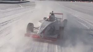 VIDEO SPECTACULOS!** Nu vedeți asta prea des! Cum se comportă pe zăpadă un bolid de F2