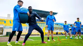 Gueye Mansour nu a uitat nici de Poli Timișoara, nici de Marian Iancu: ”N-am mai vorbit demult cu Tati!” ”Omului foarfecă” i-a fost greu să-i vadă pe alb-violeți învinși în barajul de promovare în Liga 2
