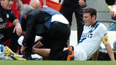 Pur și simplu GROTESC! Scandarea fanilor de la AC Milan după accidentarea cumplită a lui Zanetti! Ce l-au "rugat" să facă: