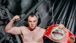 Alex Gabroveanu boxează într-o nouă gală în Germania! Sportivul din Târgu Jiu este neînvins și fan al lui FCU!