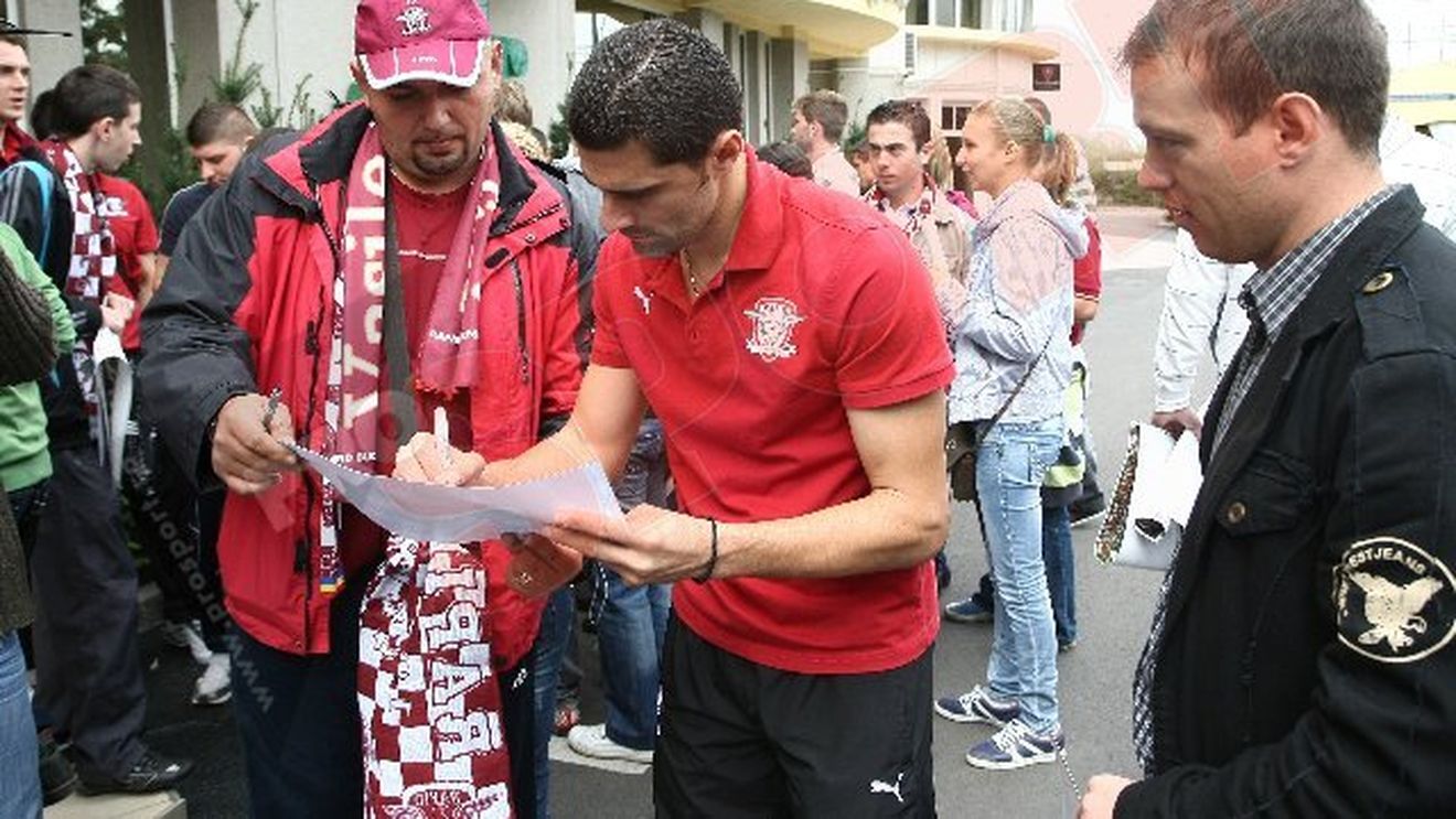 FOTO Rapidiștii în sesiune de autografe! Gigi Corsicanu', vedeta din Giulești :)
