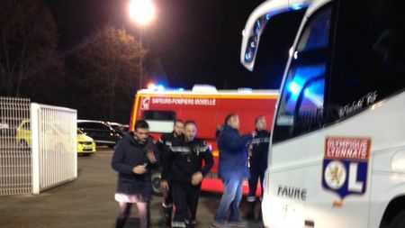 VIDEO | Incidente incredibile petrecute în Franța: meciul dintre Metz și Lyon, suspendat! "Episodul" le-a amintit englezilor de România - Polonia