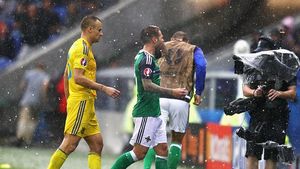 VIDEO | Meciul Ucraina - Irlanda de Nord a fost întrerupt din cauza grindinei. FOTO | Ce făceau ultrașii ucraineni când jucătorii fugeau la vestiare