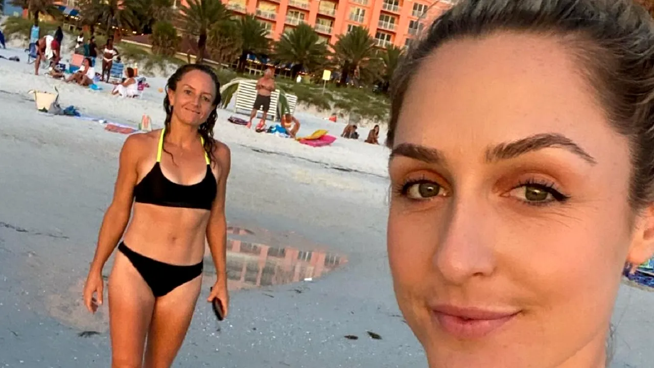 Două jucătoare din WTA au mers împreună la plajă, apoi a urmat ceva total neașteptat! Ce comentariu a făcut una despre posteriorul celeilalte | VIDEO