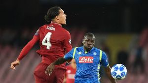 Manchester United și o ofertă "nebună" pentru Kalidou Koulibaly. Dacă Napoli acceptă, recordul lui Van Dijk e spulberat